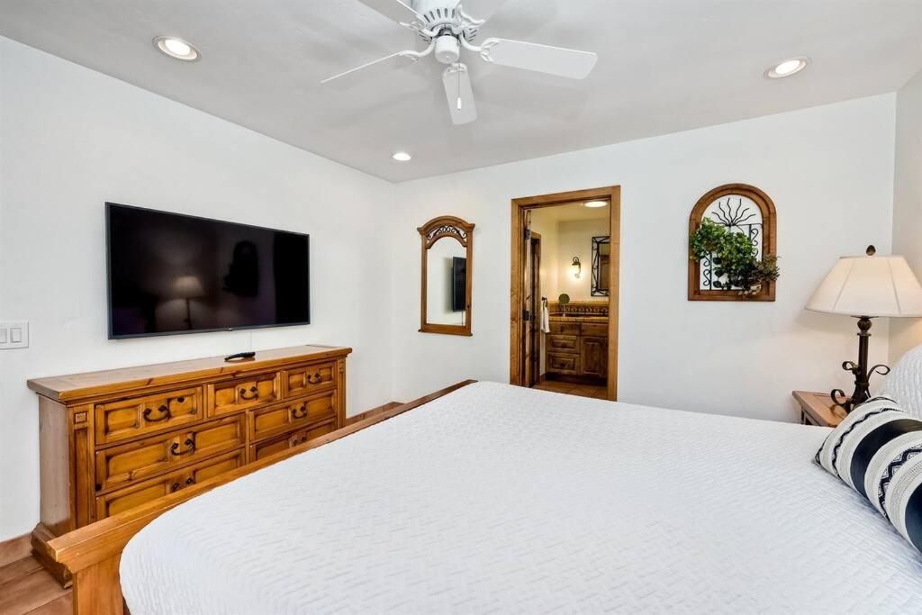 Great Group Retreat! Hacienda Decor, Spacious Floor Plan, Private Backyard คาร์ลสบัด ภายนอก รูปภาพ